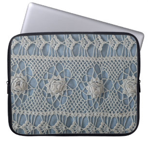 Vintage Spitze: kleine weiße Rosen. Laptopschutzhülle