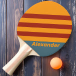 Vintage Sportsonne auf Schieferstreifen mit Namen Tischtennis Schläger<br><div class="desc">Der Vintage Sport Sunrise on Slate Stripes Ping Pong Paddle besticht durch ein faszinierendes Design, das warme, goldene Sonnenaufgangsfarben mit coolen, schieferfarbenen Akzenten verbindet und einen atemberaubenden Kontrast schafft, der das Auge erfasst. Das schlanke, gestreifte Muster spiegelt die Schönheit eines Morgenhimmels wider und verleiht jedem Spiel ein frisches und anregendes...</div>