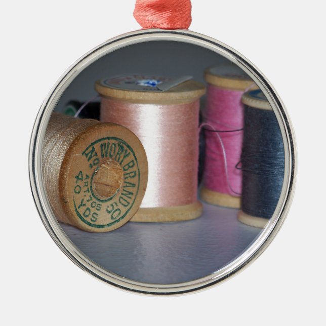 Vintage Spulen des Fadens Ornament Aus Metall (Vorne)