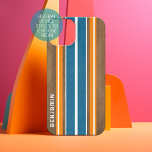 Vintage Surfbretter - Individuelle Name iPhone 16 Hülle<br><div class="desc">Ein farbenfroher Retro-Streifen in Blau und Orange auf einem Holzhintergrund aus Imitat. Ein Vintages Surfbrettdesign mit einem Strand- und Surflook. Fügen Sie Ihren Namen oder Monogramm hinzu,  um dies zu einem persönlichen Telefongehäuse zu machen,  das sich unter Ihren Freunden herausstellen wird. Der Name ist ein dünner Serif-Schriftart.</div>