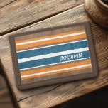 Vintage Surfbretter - subtiler Holzhintergrund Trifold Geldbörse<br><div class="desc">Ein farbenfroher Retro-Streifen in Blau und Orange auf einem Holzhintergrund aus Imitat. Ein Vintages Surfbrettdesign mit einem Strand- und Surflook. Fügen Sie Ihren Namen oder Monogramm hinzu,  um dies zu einem persönlichen Element zu machen,  das sich unter Ihren Freunden herausstellen wird. Der Name ist ein grober Schriftart.</div>