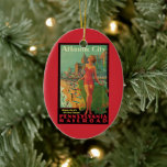 Vintage Travel, Atlantic City Resort Beach Blonde Keramik Ornament<br><div class="desc">Vintage Illustration USA Reiseplakat oder Gepäckschild für Atlantic City, New Jersey über die Pennsylvania Eisenbahn mit einem schönen blonden Button oben in einem Anzug mit einem Handtuch, das in der Sommersaison auf der Sonne am Strand aufblickt. Die Leute amüsieren sich am Strand und an der Promenade. Atlantic city ist eine...</div>