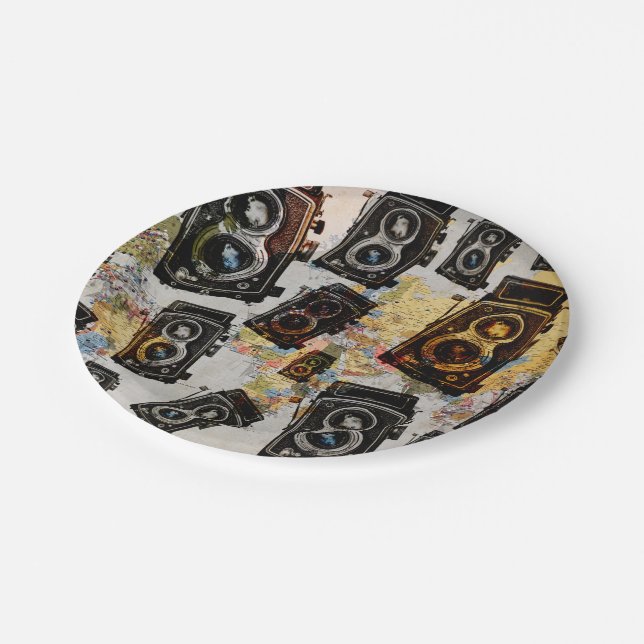 Vintage Travel Camera Muster Pappteller (Schrägansicht)