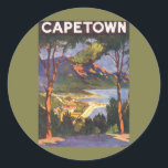 Vintage Travel, Kapstadt, eine Stadt in Südafrika Runder Aufkleber<br><div class="desc">Vintage Abbildung Afrikanisches Reiseplakat oder Gepäcklabel aus der Hauptstadt Kapstadt,  Südafrika mit Blick auf die Berge und den Strand durch die Bäume. Die südafrikanische Küstenlinie.</div>