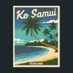 Vintage Travel Koh Samui Thailand Retro Graphic Postkarte<br><div class="desc">Treten Sie ein in das tropische Paradies von Koh Samui mit diesem altertümlichen,  von Reisen inspirierten Design. Dieses Design spiegelt die ruhigen Strände der Insel und die üppigen Dschungeln wider und spiegelt die Essenz von Koh Samuis zeitloser Reiz in einer Retro-Ästhetik wider,  die an klassische Reiseplakate erinnert.</div>