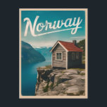 Vintage Travel Norwegen Fjord Retro Landschaftlich Postkarte<br><div class="desc">Treten Sie ein in die bezaubernde Landschaft Norwegens mit dieser bezaubernden,  uralten,  mit Reisen inspirierten Postkarte. Inmitten nostalgischer Lebensräume und zeitloser Anziehungskraft ehrt dieses Stück die atemberaubende Schönheit und das reiche kulturelle Erbe dieses nordischen Wunderlandes.</div>