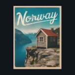 Vintage Travel Norwegen Fjord Retro Landschaftlich Postkarte<br><div class="desc">Treten Sie ein in die bezaubernde Landschaft Norwegens mit dieser bezaubernden,  uralten,  mit Reisen inspirierten Postkarte. Inmitten nostalgischer Lebensräume und zeitloser Anziehungskraft ehrt dieses Stück die atemberaubende Schönheit und das reiche kulturelle Erbe dieses nordischen Wunderlandes.</div>