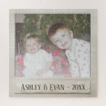 Vintage Trendy-Foto-Rahmen mit einem Foto<br><div class="desc">Ein Vintages und trendiges Design mit einem Retro-Rahmen, mit dem Sie Ihr Lieblings-Selfie oder Portrait eines Freundes hinzufügen können. Dieses niedliche Urlaubsdekor fügt sich perfekt in die Landschaft ein. Ein Retro-Design, das Sie in die Zeit zurückführen wird, Fotos mit einer lustigen Kamera zu nehmen. Machen Sie ein unvergessliches Ornament für...</div>