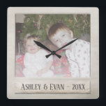 Vintage Trendy-Foto-Rahmen mit einem Foto Quadratische Wanduhr<br><div class="desc">Ein Vintages und trendiges Design mit einem Retro-Rahmen, mit dem Sie Ihr Lieblings-Selfie oder Portrait eines Freundes hinzufügen können. Dieses niedliche Urlaubsdekor fügt sich perfekt in die Landschaft ein. Ein Retro-Design, das Sie in die Zeit zurückführen wird, Fotos mit einer lustigen Kamera zu nehmen. Machen Sie ein unvergessliches Ornament für...</div>