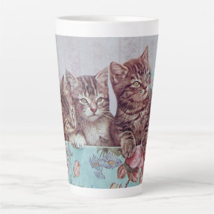 Vintage Trio von süßen Kätzchen in einer Kiste Milchtasse