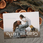 Vintage Typografie Orange Happy Holidays Foto Feiertagskarte<br><div class="desc">Diese schöne Urlaubsfotokarte zeigt Vintage Typografie mit dem Titel "Happy Holidays". Die Rückseite der Karte enthält ein Vintages Design von Winterorangen und Blüten. Ein Foto-Overlay mit dunklem Farbverlauf auf der Kartenvorderseite ermöglicht es,  den Weißtext gegen Ihr Foto abzuheben - Größe und Platzierung des Overlays können bei Bedarf angepasst werden.</div>