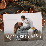 Vintage Typografie und Orangen Frohe Weihnachten<br><div class="desc">Diese schöne Urlaubsfotokarte zeigt Vintage Typografie mit dem Titel "Frohe Weihnachten". Die Rückseite der Karte enthält ein Vintages Design von Winterorangen und Blüten. Ein Foto-Overlay mit dunklem Farbverlauf auf der Kartenvorderseite ermöglicht es,  den Weißtext gegen Ihr Foto abzuheben - Größe und Platzierung des Overlays können bei Bedarf angepasst werden.</div>