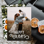 Vintage Typografie Winterorangen-Foto Feiertagskarte<br><div class="desc">Diese schöne Urlaubsfotokarte zeigt Vintage Typografie mit dem Titel "Happy Holidays". Die Rückseite der Karte zeichnet sich durch ein Vintages Design von Winterorangen und Blüten aus. Auf der Vorderseite der Karte befindet sich ein Foto-Overlay mit dunklem Farbverlauf, sodass sich der weiße Text von Ihrem Foto abheben kann - Größe und...</div>