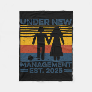 Vintage unter neuer Leitung Est 2025 Hochzeitsbräu Fleecedecke
