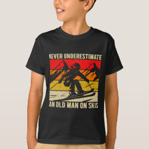 Vintage Unterschätze niemals einen alten Mann auf T-Shirt