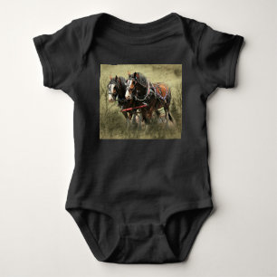 Vintage verwitterte Clydesdale-Postkarte Baby Strampler