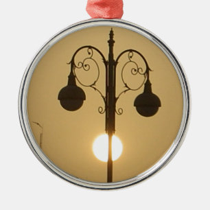 Vintage-Victorian-Sonnenuntergangs-Straßenlaterne. Silbernes Ornament