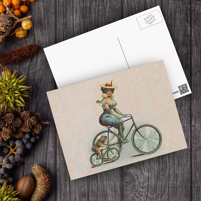 Vintage Viktorianische Dame Hund Fahrrad Postkarte (Victorian lady riding a bicycle beside her bulldog riding a bicycle on a tan postcard.)