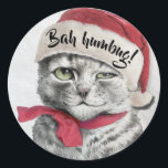 Vintage Wain Santa Hat Cat Runder Aufkleber<br><div class="desc">Ein lustiger Weihnachtsaufkleber für Katzenbesitzer, die keine großen Fans der Festsaison sind, mit einer wunderschönen Bleistiftzeichnung, die von einer peinlich aussehenden silbernen Katze des englischen Künstlers Louis Wain gezeigt wird. Ursprünglich in Schwarz und Weiß habe ich die widerwillig festlich grüne Augen der Katze gegeben, dem Nackenband der Katze einen roten...</div>