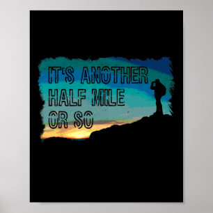 Vintage Wandern Es Ist Noch Ein Halber Kilometer O Poster