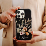 Vintage Wasserfarbe Boho Florals mit Name Case-Mate iPhone Hülle<br><div class="desc">Dieses hübsche Gehäuse mit schwarzem Hintergrund,  einem schönen Blumenstrauß in Aquarellfarben mit Schmetterling und Ihrem Namen in eleganter Kalligraphie-Schrift. Das ist der perfekte Fall für jeden,  der ein Design will,  das sich herausstellt. Fügen Sie Ihren Namen hinzu,  um dieses Design anzupassen. Es ist auch ein wunderschönes Geburtstag- oder Urlaubsgeschenk!</div>
