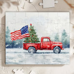 Vintage Weihnachtsbaumflagge<br><div class="desc">Vintager Weihnachtswagen mit Weihnachtsbaum und Weihnachtsduschvorhang unter amerikanischer Flagge ist ein festlicher Weg,  um Ihre Liebe für Amerika zu zeigen und die Feiertage zu feiern.</div>