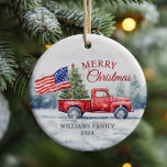 Vintage Weihnachtsbaumflagge Keramik Ornament<br><div class="desc">Vintager Weihnachtswagen mit Weihnachtsbaum und amerikanischer Fahne Weihnachtskarte ist eine festliche Möglichkeit,  Ihre Liebe für Amerika zu zeigen und Ihren Freunden und der Familie Urlaubswünsche zu schicken.</div>