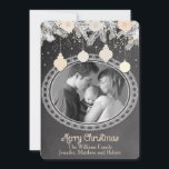 Vintage Weihnachtsfeier Feiertagskarte<br><div class="desc">Diese schöne Karte ist ideal, um Ihre Urlaubswünsche und Liebe mit allen zu teilen!. Mit einem Vintagen Design in Weiß und Taupings vor einem Kalkboard-Hintergrund mit einem Rahmen für das Foto Ihrer Wahl. Personalisieren Sie sich mit Ihrem Familiennamen und Namen auf der Vorderseite, während die Rückseite ist ein Spiegel der...</div>