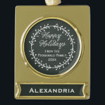 Vintage Weihnachtsfeiertage in Chalkboard Banner-Ornament Gold<br><div class="desc">Verteilen Sie Ihren Weihnachtsjubeln mit diesen festlichen Leckereien mit einem Vintagen Chalkboard-Stil mit einem Weihnachtskranz und der Saison Gruß "Happy Holidays" in einem kursiven Skript-Schriftart mit individualisierbarem Text für Ihren Namen und das Jahr.</div>