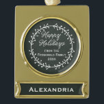 Vintage Weihnachtsfeiertage in Chalkboard Banner-Ornament Gold<br><div class="desc">Verteilen Sie Ihren Weihnachtsjubeln mit diesen festlichen Leckereien mit einem Vintagen Chalkboard-Stil mit einem Weihnachtskranz und der Saison Gruß "Happy Holidays" in einem kursiven Skript-Schriftart mit individualisierbarem Text für Ihren Namen und das Jahr.</div>