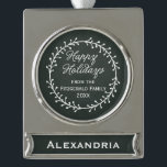 Vintage Weihnachtsfeiertage in Chalkboard Banner-Ornament Silber<br><div class="desc">Verteilen Sie Ihren Weihnachtsjubeln mit diesen festlichen Leckereien mit einem Vintagen Chalkboard-Stil mit einem Weihnachtskranz und der Saison Gruß "Happy Holidays" in einem kursiven Skript-Schriftart mit individualisierbarem Text für Ihren Namen und das Jahr.</div>