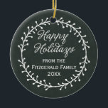 Vintage Weihnachtsfeiertage in Chalkboard Keramikornament<br><div class="desc">Verteilen Sie Ihren Weihnachtsjubeln mit diesen festlichen Leckereien mit einem Vintagen Chalkboard-Stil mit einem Weihnachtskranz und der Saison Gruß "Happy Holidays" in einem kursiven Skript-Schriftart mit individualisierbarem Text für Ihren Namen und das Jahr.</div>