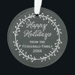 Vintage Weihnachtsfeiertage in Chalkboard Ornament<br><div class="desc">Verteilen Sie Ihren Weihnachtsjubeln mit diesen festlichen Leckereien mit einem Vintagen Chalkboard-Stil mit einem Weihnachtskranz und der Saison Gruß "Happy Holidays" in einem kursiven Skript-Schriftart mit individualisierbarem Text für Ihren Namen und das Jahr.</div>