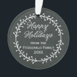 Vintage Weihnachtsfeiertage in Chalkboard Ornament<br><div class="desc">Verteilen Sie Ihren Weihnachtsjubeln mit diesen festlichen Leckereien mit einem Vintagen Chalkboard-Stil mit einem Weihnachtskranz und der Saison Gruß "Happy Holidays" in einem kursiven Skript-Schriftart mit individualisierbarem Text für Ihren Namen und das Jahr.</div>