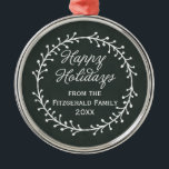 Vintage Weihnachtsfeiertage in Chalkboard Silbernes Ornament<br><div class="desc">Verteilen Sie Ihren Weihnachtsjubeln mit diesen festlichen Leckereien mit einem Vintagen Chalkboard-Stil mit einem Weihnachtskranz und der Saison Gruß "Happy Holidays" in einem kursiven Skript-Schriftart mit individualisierbarem Text für Ihren Namen und das Jahr.</div>