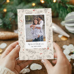 Vintage Weihnachtskarte Feiertagskarte<br><div class="desc">Vintage Weihnachtskarte mit dem Skriptwort "Frohe Weihnachten" und moderne Typografie für den Familiennamen mit Weihnachtsblättern. Auf der Rückseite der Karte haben dekorative rote Punkte. E-Mail an JMR._Designs@yahoo.com ,  wenn Sie Hilfe benötigen oder besondere Wünsche haben.</div>