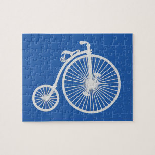 Vintage weißes Fahrrad auf Blau
