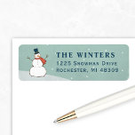 Vintage Winter Snowman Rücksendeadresse<br><div class="desc">Dress up your cover in style in dieser ferien! Das Label-Design zeichnet sich durch eine schneebedeckte Winterszene mit fallenden Schneeflocken und einem glücklichen Schneemann aus, der in einem Hut und Schal gekleidet ist. Personalisieren Sie sich mit der Rücksendeadresse Ihrer Familie. Vintages Aquablau / grün und marineblau Farbschema. Labels stimmen mit...</div>