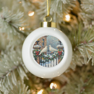 Vintage Wintertauben am Laternenbeleuchteten Tor W Keramik Kugel-Ornament