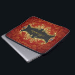 Vintage Wirbel-Monogramm-Farbtöne aus Rot und Gold Laptopschutzhülle<br><div class="desc">Eleganter Rot-Schwarz-Gold-Vintager verzierter Wirbel-Rahmen für Ihr individuelles Monogramm/Ihren eigenen Namen. Verfügbar auf anderen Produkten und kann für jedes der Produkte,  die auf Zazzle angeboten werden,  angefordert werden.</div>