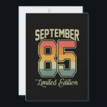 Vintager 80er September 1985 35. Geburtstagsgesche Einladung<br><div class="desc">Retro Limited Edition September 1985 35. Geburtstagsgeschenke mit Vintagen Palmes und Ihrem Geburtsjahr. Der September ist der Monat,  in dem Legenden geboren werden. Cool 1985 gegründet Geburtstagsoutfit und Kostüm.</div>