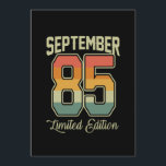 Vintager 80er September 1985 35. Geburtstagsgesche Einladung<br><div class="desc">Retro Limited Edition September 1985 35. Geburtstagsgeschenke mit Vintagen Palmes und Ihrem Geburtsjahr. Der September ist der Monat,  in dem Legenden geboren werden. Cool 1985 gegründet Geburtstagsoutfit und Kostüm.</div>