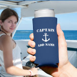 Vintager Anker oder Marine Selters Dosenkühler<br><div class="desc">Ein stylisches nautisches Thema "groß" kann mit Ihrem personalisierten Captain-Rang - Titel und Name, Bootsname oder anderen gewünschten Text cooler werden. Dieses individuelle Design bietet einen Vintagen Bootanker in Weiß auf klassischem Marineblau oder kann die Primärfarbe leicht auf das ändern, was Sie wollen. Macht ein großartiges Geschenk für jeden Anlass....</div>