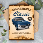 Vintager Blue Car Classic zum Geburtstag Einladung<br><div class="desc">Die Vintage Geburtstagsfeier lädt Sie mit einem wunderschönen Vintage-Auto und Retro-Typografie vor Pergament-Hintergrund ein. Fügen Sie einfach Ihre Veranstaltungsdetails zu dieser einfach zu bedienenden Vorlage hinzu,  um sie zu einer einmaligen Einladung zu machen. Dreh die Karte um eine rustikale Holzstruktur auf der Kartenrückseite zu zeigen.</div>