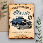 Vintager Blue Car Classic zum Geburtstag Einladung<br><div class="desc">Die Vintage Geburtstagsfeier lädt Sie mit einem wunderschönen Vintage-Auto und Retro-Typografie vor Pergament-Hintergrund ein. Fügen Sie einfach Ihre Veranstaltungsdetails zu dieser einfach zu bedienenden Vorlage hinzu,  um sie zu einer einmaligen Einladung zu machen. Dreh die Karte um eine rustikale Holzstruktur auf der Kartenrückseite zu zeigen.</div>