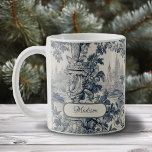 Vintager Blumenchic Blue Toile de jouy Monogram Kaffeetasse<br><div class="desc">Elegante Vintag Blue Toile de jouy Monogram Tasse. Schönes nahtloses Toile de jouy Muster Blau auf weißem Hintergrund. Die Toilabdrücke sind ein Alltagswut, ein elegantes und verziertes Vintages Jouy mit exotischen Damast-Mustern, einem lustigen Stil, der derzeit für Wohngestaltung, Kleidung, Handy und IPad Hüllen, Einladungen und vieles mehr anzieht. Das Design...</div>