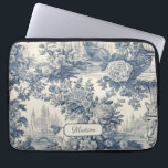 Vintager Blumenchic Blue Toile de jouy Monogram Laptopschutzhülle<br><div class="desc">Elegant Vintag Blue Toile de jouy monogram Laptop Ärmel. Schönes nahtloses Toile de jouy Muster Blau auf weißem Hintergrund. Die Toilabdrücke sind ein Alltagswut, ein elegantes und verziertes Vintages Jouy mit exotischen Damast-Mustern, einem lustigen Stil, der derzeit für Wohngestaltung, Kleidung, Handy und IPad Hüllen, Einladungen und vieles mehr anzieht. Das...</div>