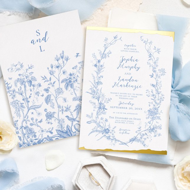 Vintager Blumenreath Dusty Blue Wedding Gold Folieneinladung (Monogram French toile dusty blue white floral toile floral wreath elegant script wedding invitation)