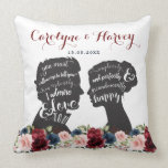 Vintager Blumenstolz vor Hochzeitsgeschenk Kissen<br><div class="desc">MODERN MEETS VINTAG - Perfekte Geschenkidee für Neuvermählte! Dieses wunderschöne Kissen ist mit handgemalten Aquarellblumen in Bordeaux, Marineschwalbe und Rot elegant kombiniert mit Vintagen Silhouetten von Elizabeth Bennet und Mr. Darcy, zwei der beliebtesten und ikonischsten Figuren der englischen Literatur, aus dem romantischen Roman "Pride and Prejudice" von Jane Austen. Jede...</div>