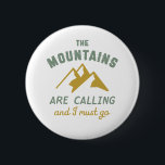 Vintager Felsvorsprung an den Bergen ruft Button<br><div class="desc">Inspiration für diejenigen,  die Liebe,  Berge,  Bergsteigen,  Wandern oder Klettern im Innenbereich zu erklimmen. Coole motivierend Ware für Kletterer,  Wanderer und alle Outdoorsmenschen. Ideal für diejenigen,  die Liebe Abenteuer,  Outdoor-Aktivitäten in der Wildnis. Großes Weihnachtsgeschenk und Geburtstagsgeschenk für Großvater,  Vater,  Vater,  Ehemann,  Freund,  Onkel,  Freunde und Kollegen.</div>